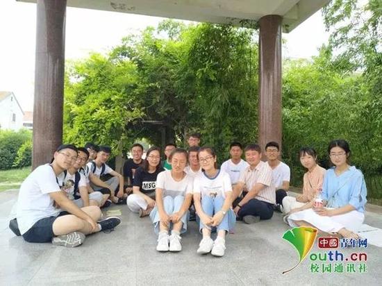图为13班部分学生和老师在校园内的合影。中国青年网通讯员 闫春旭 提供
